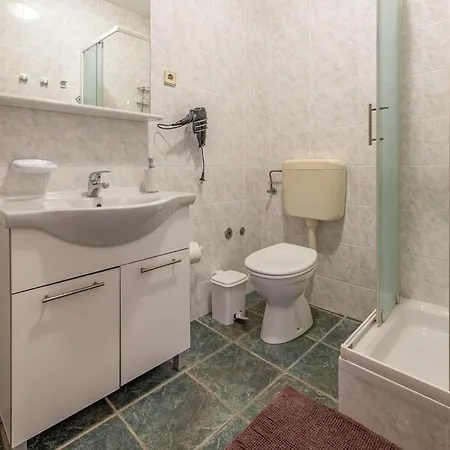 Awesome Apartment In Mandre With Wifi *