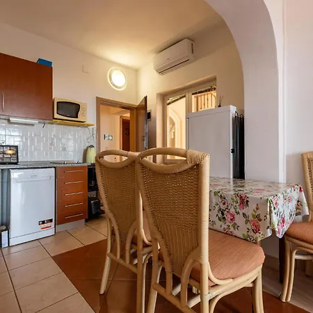 Διαμέρισμα Awesome Apartment In Mandre With Wifi *